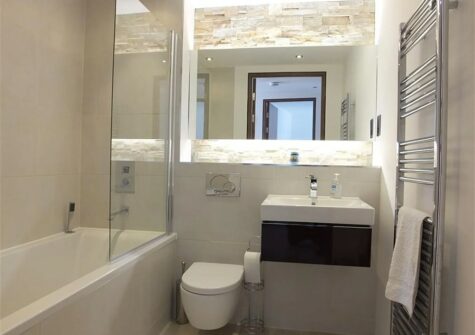 The bathroom at Ty Traeth, Tenby