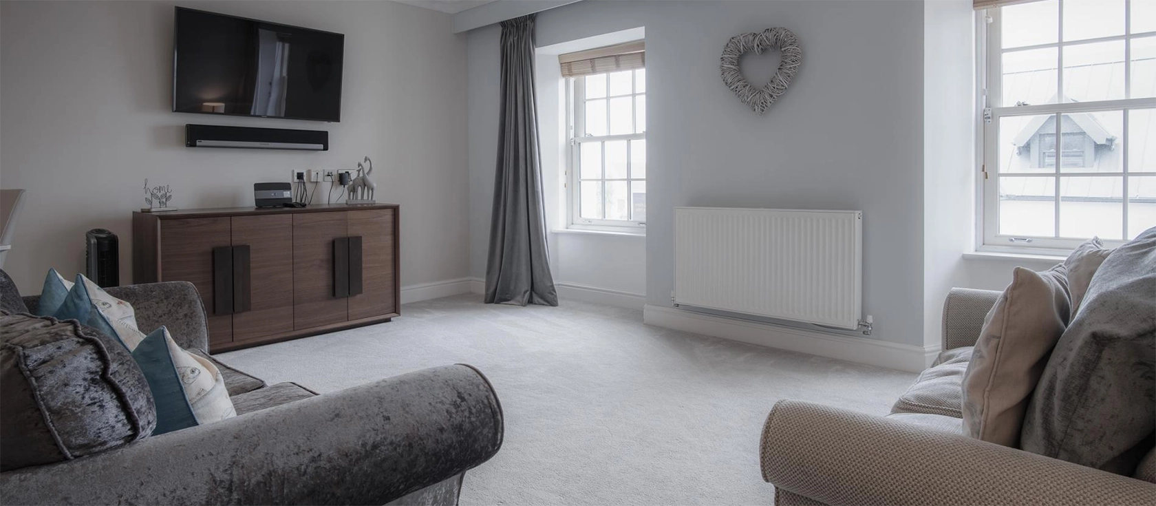 Upper Deck, Saundersfoot is a beautifully furnished 2-bedroom apartment with stunning sea views, a modern kitchen, and a cosy open plan living and dining area. Perfectly situated in the heart of Saundersfoot, it's ideal for a family holiday.