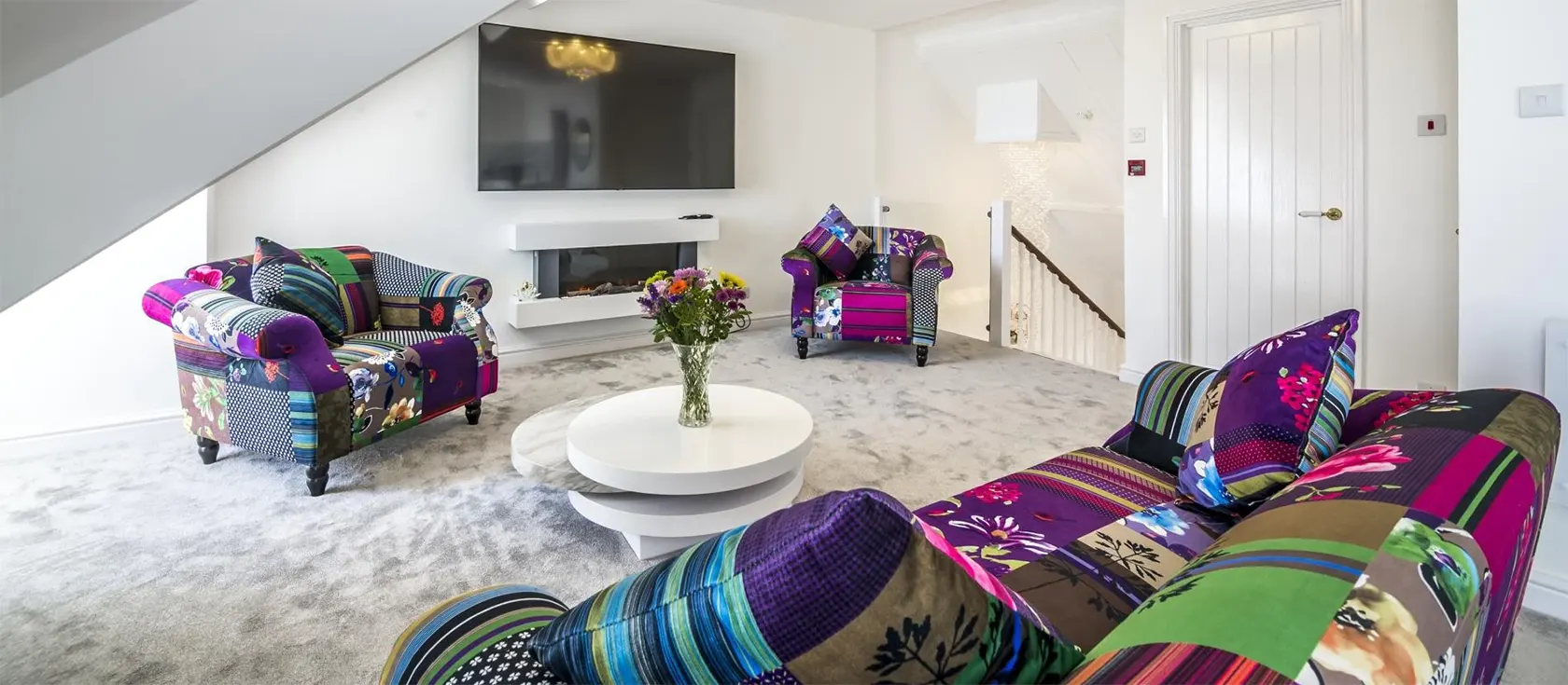 Watching The Waves, Tenby is a 1 bedroom penthouse apartment with sea views. 4th floor flat with sloping ceilings & quirky modern decor. Steps from the beach.