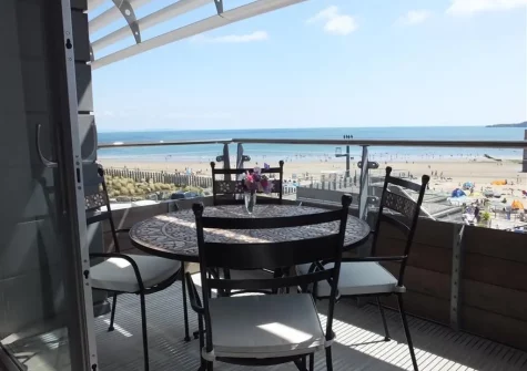 The balcony & alfresco dining area at Waters Edge 15, Tenby