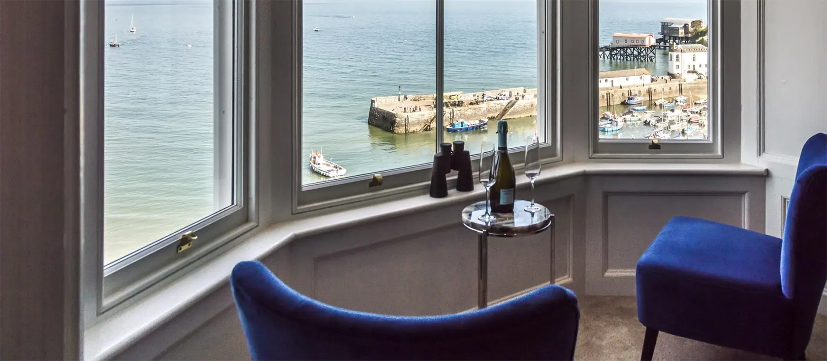 What A Catch is a sophisticated two bedroom, two bath apartment in the heart of Tenby. Bold colours, plush furnishings & a vast bay window with sweeping sea views.