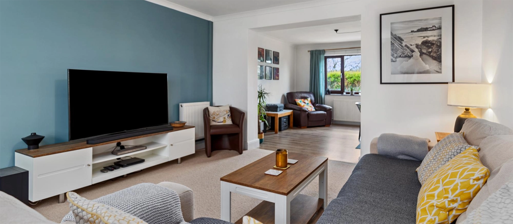 Woodfield House, Tenby is a delightful 3-bedroom cottage offering a cosy living area, an enclosed garden, and easy access to local attractions. Tenby's town, beaches, and harbour are a few minutes away from the house, offering diverse experiences.