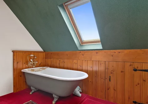 The bathroom at Worthy House, Saint Florence