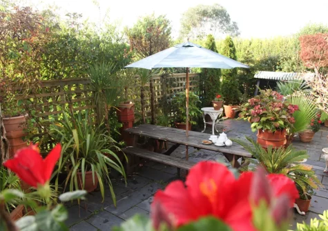 The patio & alfresco dining area at Worthy House, Saint Florence