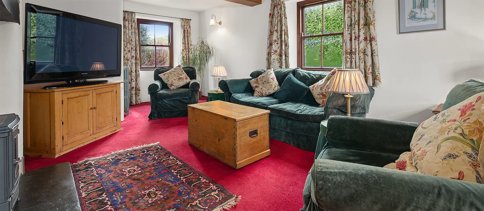 Worthy House, St Florence, Tenby is a luxury three bedroom holiday home for five with terrace & garden. Two sitting / TV areas, gourmet kitchen. Close to pubs & beaches.